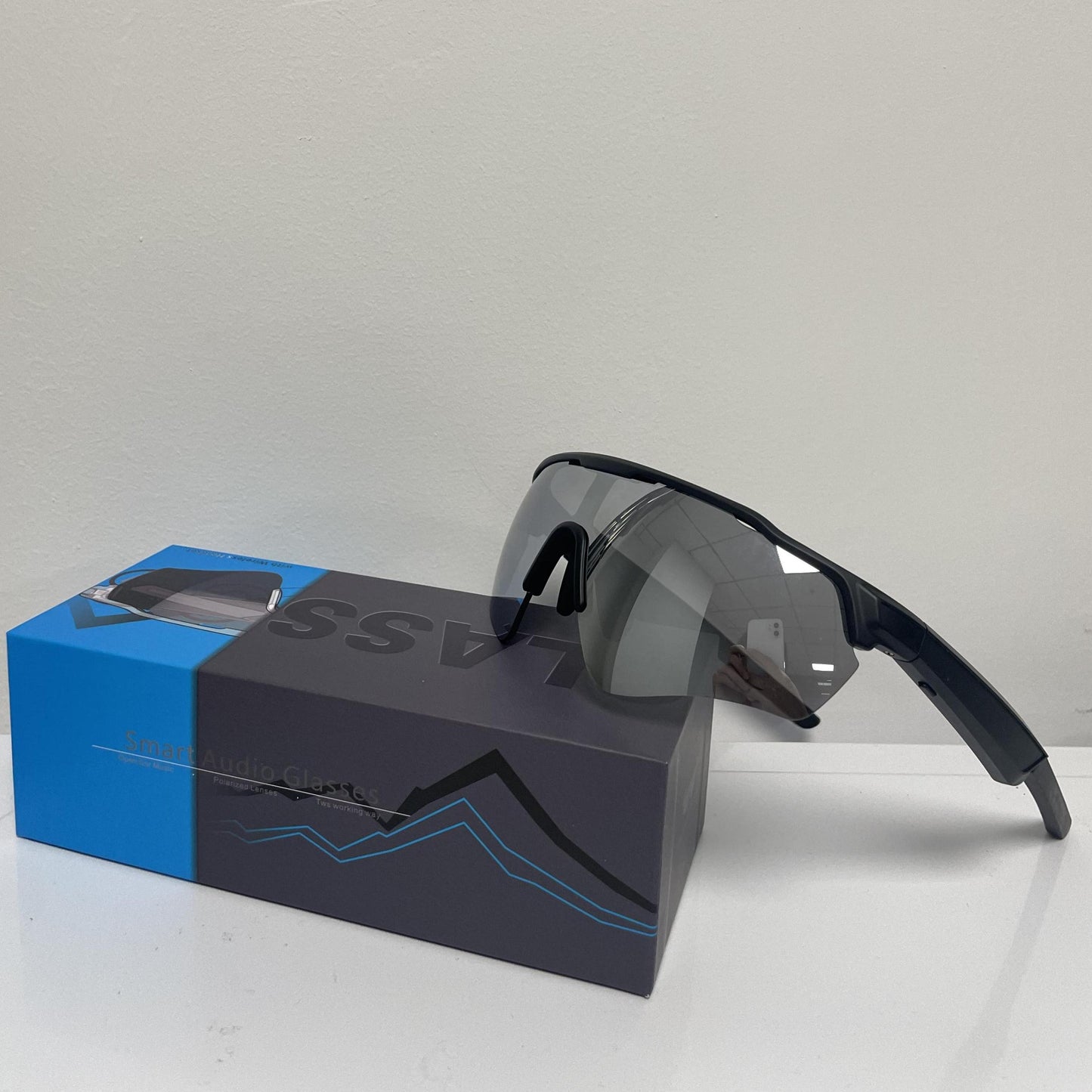 Gafas Inteligentes deportivas IA - Audio, llamadas, asistente de voz, control de cámara. Montura negra, lentes plateadas